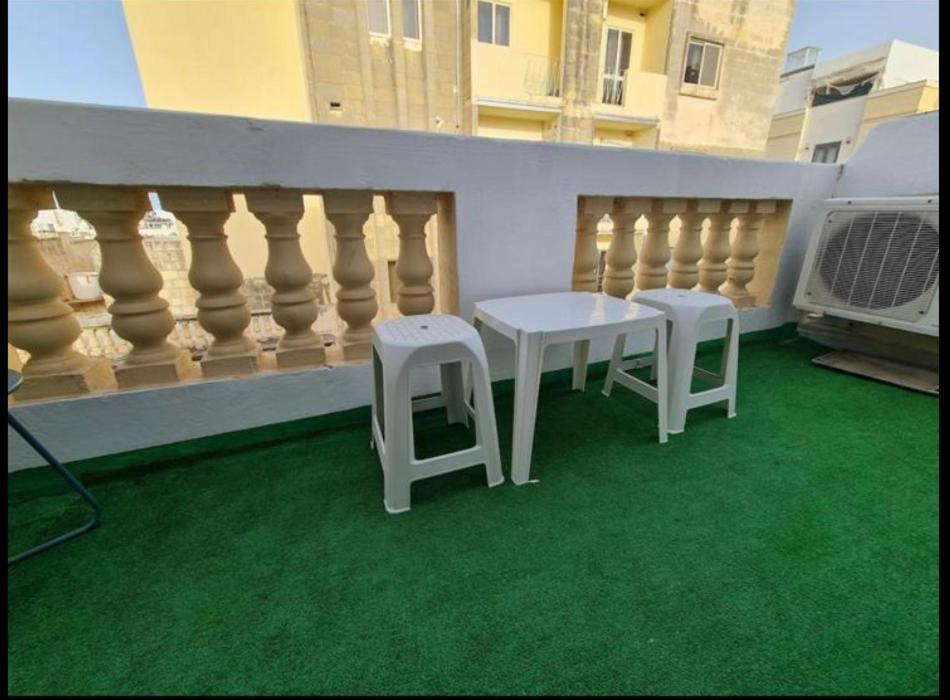 Room 6- Private Room With Private Terrace, Private Bathroom, Ac And Wifi Sliema Extérieur photo